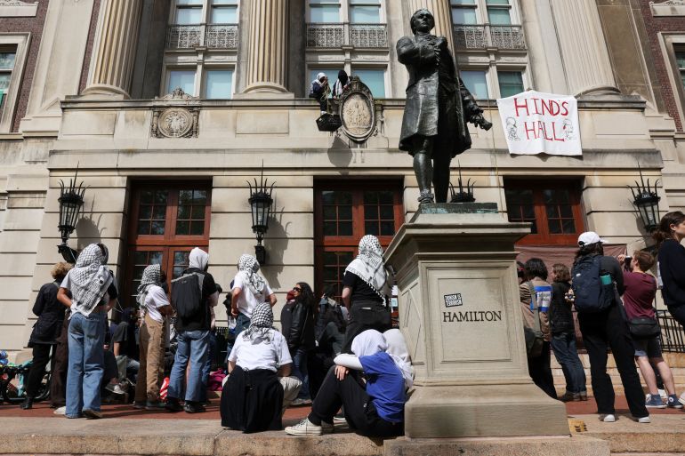 Student protesters move supplies from outside Hamilton Hall, where students at Columbia University have barricaded themselves inside as they continue to protest in support of Palestinians, despite orders from university officials to disband, or face suspension, during the ongoing conflict between Israel and the Palestinian Islamist group Hamas, in New York City, U.S., April 30, 2024. REUTERS/Caitlin Ochs