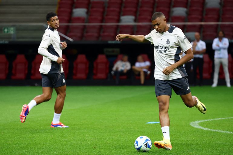 Soccer Football - UEFA Super Cup - Real Madrid Training - National Stadium, Warsaw, Poland - August 13, 2024 Real Madrid's Kylian Mbappe as Jude Bellingham looks on during training REUTERS/Kacper Pempel