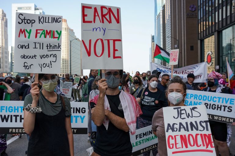 People take part in a protest organized by pro-abortion rights, pro-LGBT rights and pro-Palestinian activists, on the eve of the Democratic National Convention (DNC), in Chicago, Illinois, U.S. August 18, 2024. REUTERS/Seth Herald