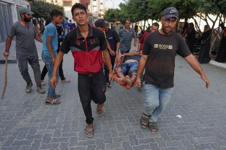 EDITORS NOTE: Graphic content / Palestinians transport an injured man to the Nasser hospital following Israeli bombardment on Khan Yunis in the southern Gaza Strip on August 19, 2024, amid the ongoing conflict between Israel and the militant Hamas group. (Photo by Bashar TALEB / AFP)